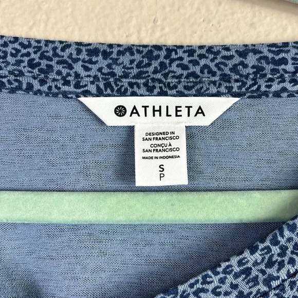 Athleta Breezy Scoop V-Neck Tee in Cheetah / Leopard / Animal Print Blue sz S - Picture 5 of 9